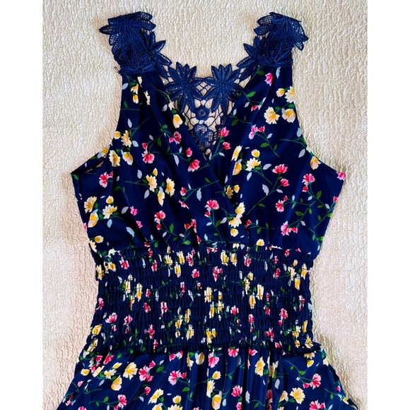 Floral Sleeveless Jumpsuit with Back Embroidery Detail NEW Small - Picture 6 of 10